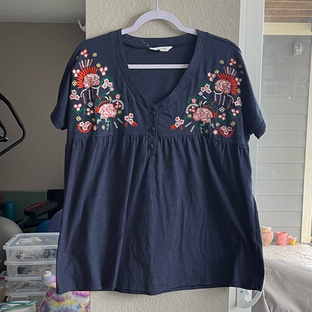Amaryllis blue floral embroidery 4 buttons babydoll Blouse. Size Large